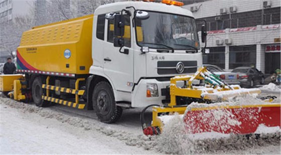 掃雪車(chē)作業(yè)