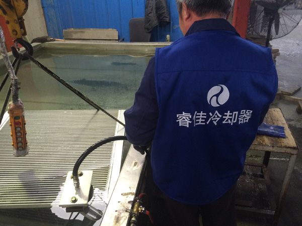 睿佳風(fēng)冷卻器-試壓檢查.JPG